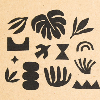 Oblici u crnoj štampi na svetlom drvetu