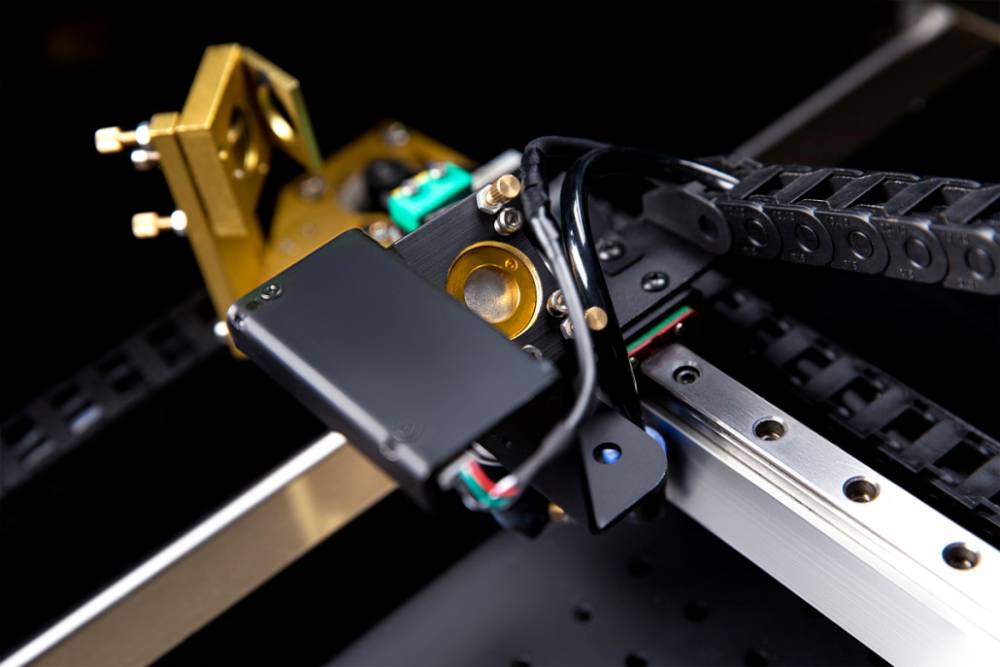 Veliki FLUX Beambox projekti raspoređeni na stolu